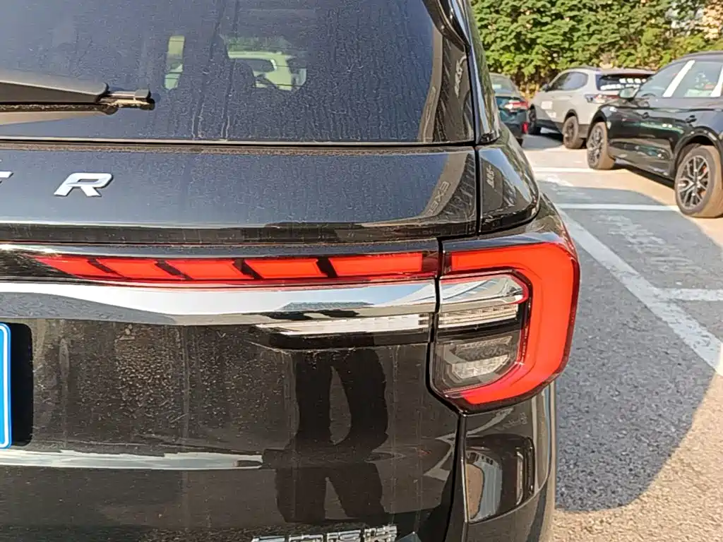 Photo 8 - Ford Explorer