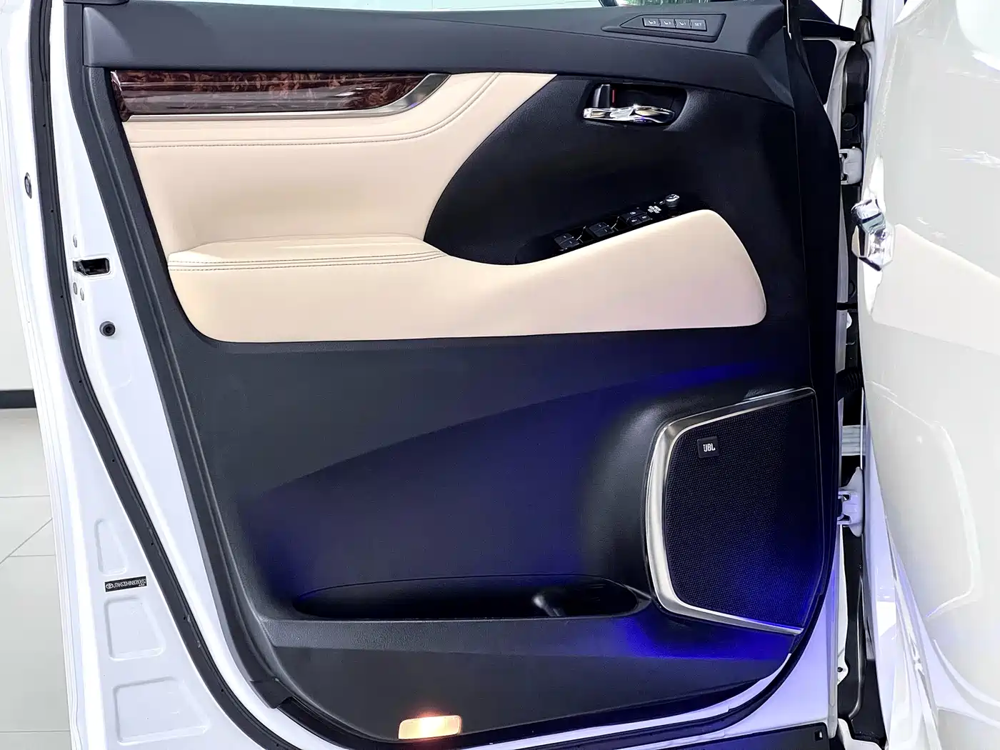 Toyota Alphard 2021 Hybrid 2.5L Luxury фото 18