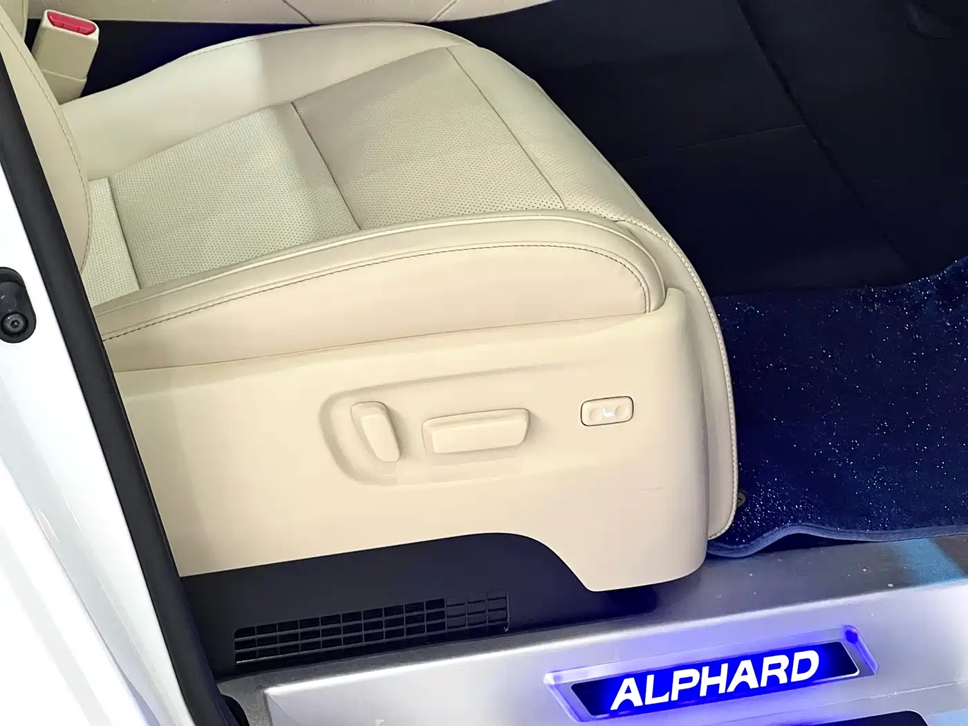 Toyota Alphard 2021 Hybrid 2.5L Luxury фото 28
