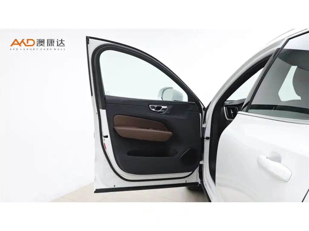 Фото 10 - Volvo XC60 Plug-in Hybrid