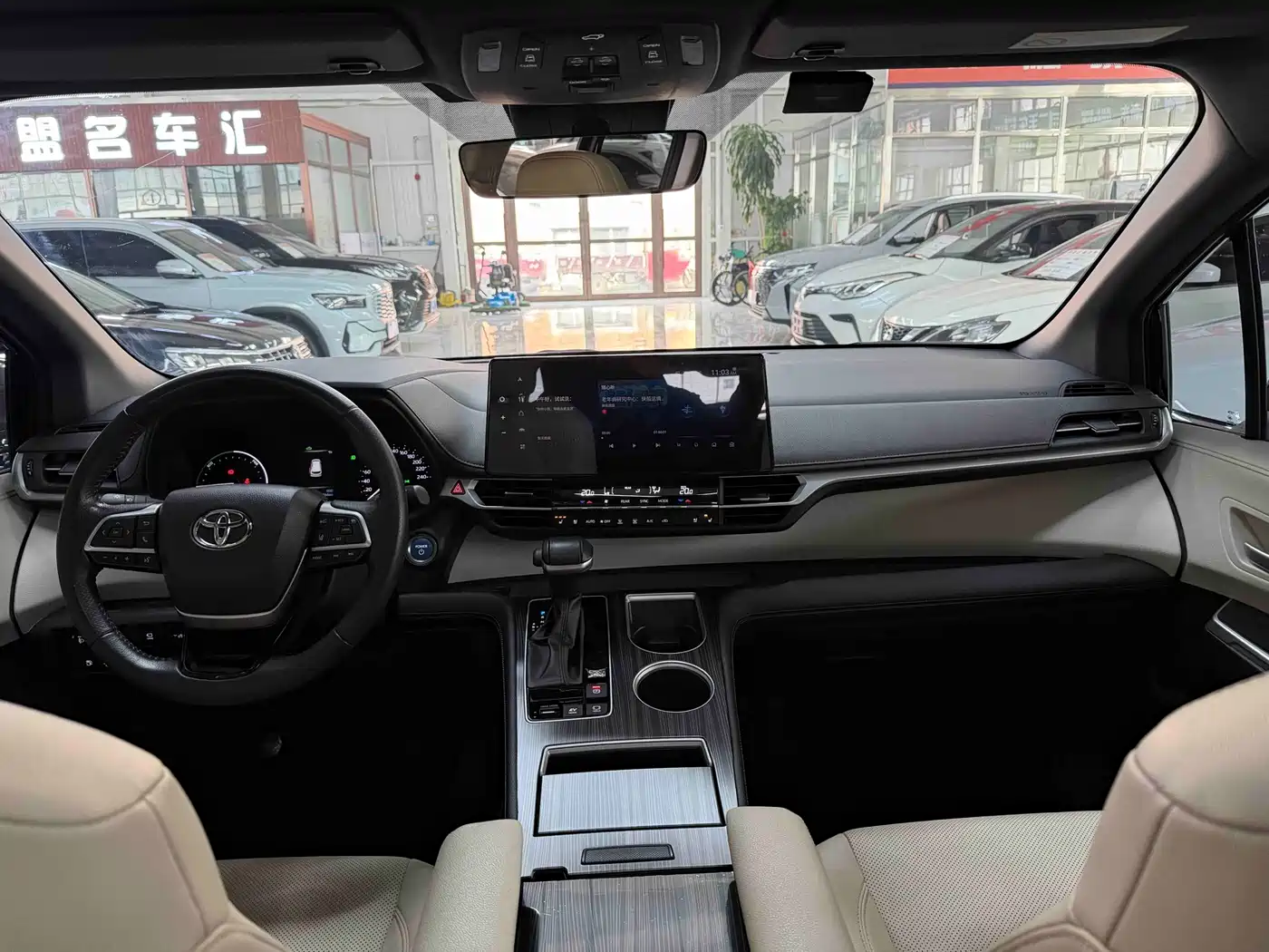 Toyota Sienna 2023 2.5L Hybrid Premium Edition фото 12