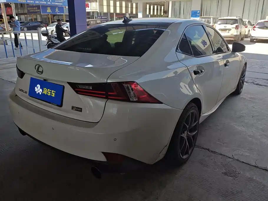 Фото 3 - Lexus IS