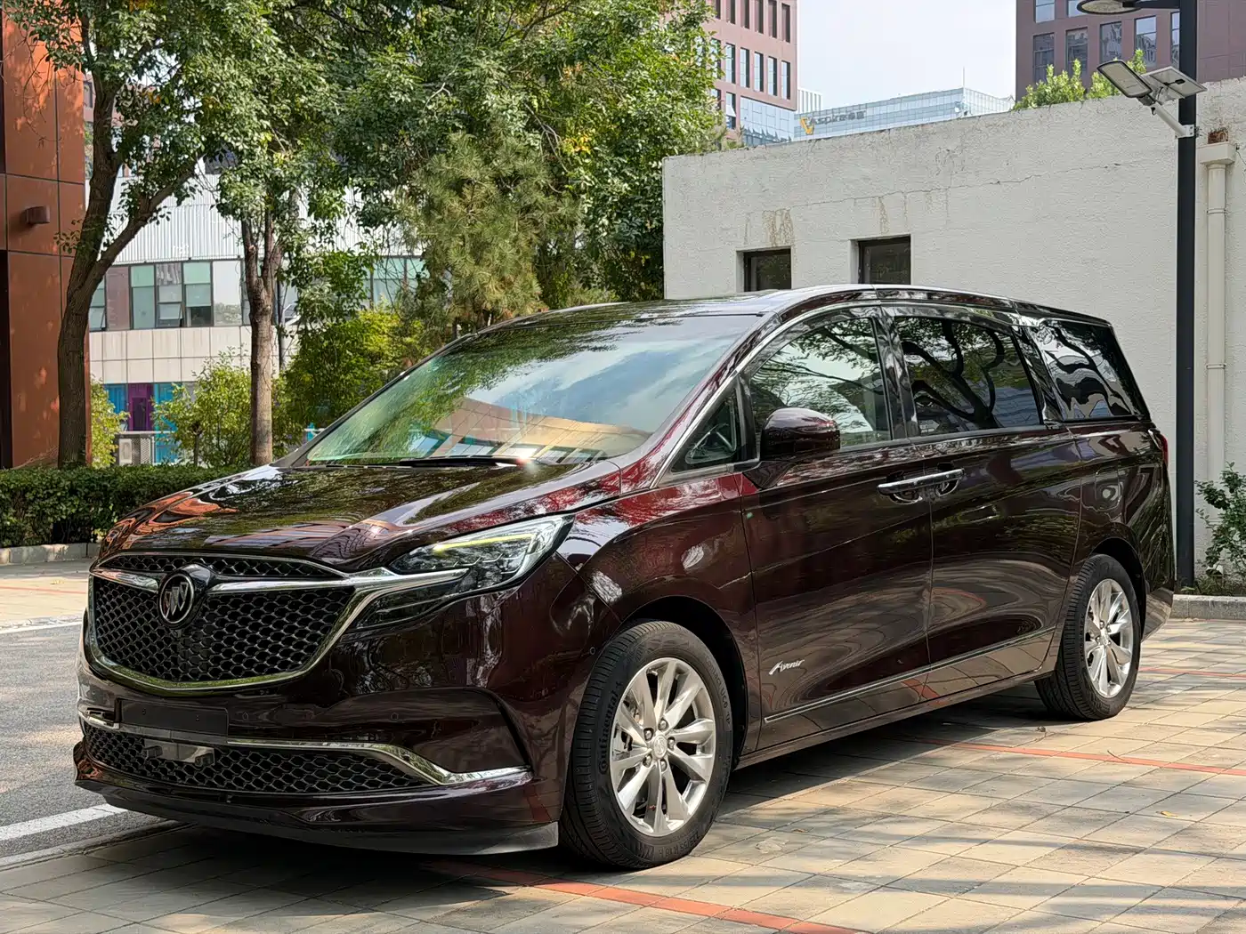 Photo 1 - Buick GL8