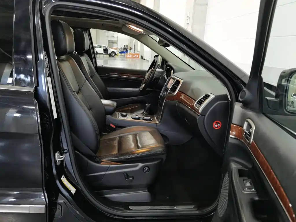 Фото 23 - Jeep Grand Cherokee (Import)