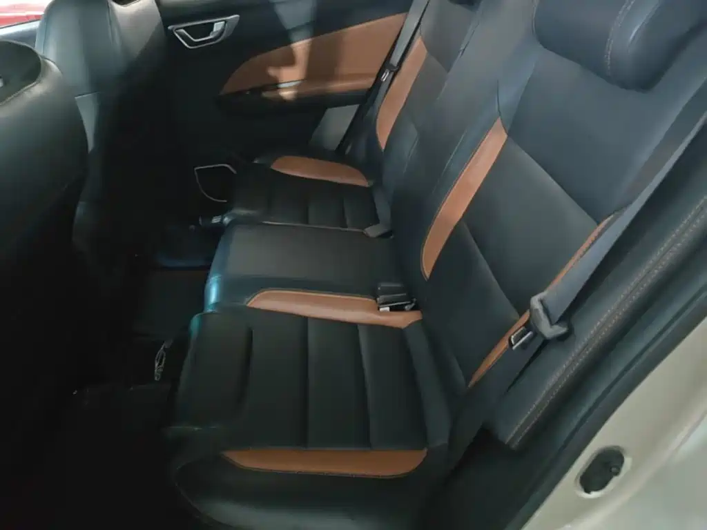 Фото 17 - Geely Vision X3