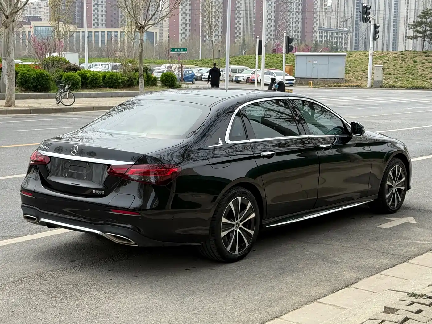 Mercedes-Benz E-Class New Energy 2022 E 350 e L Plug-in Hybrid Sedan фото 9