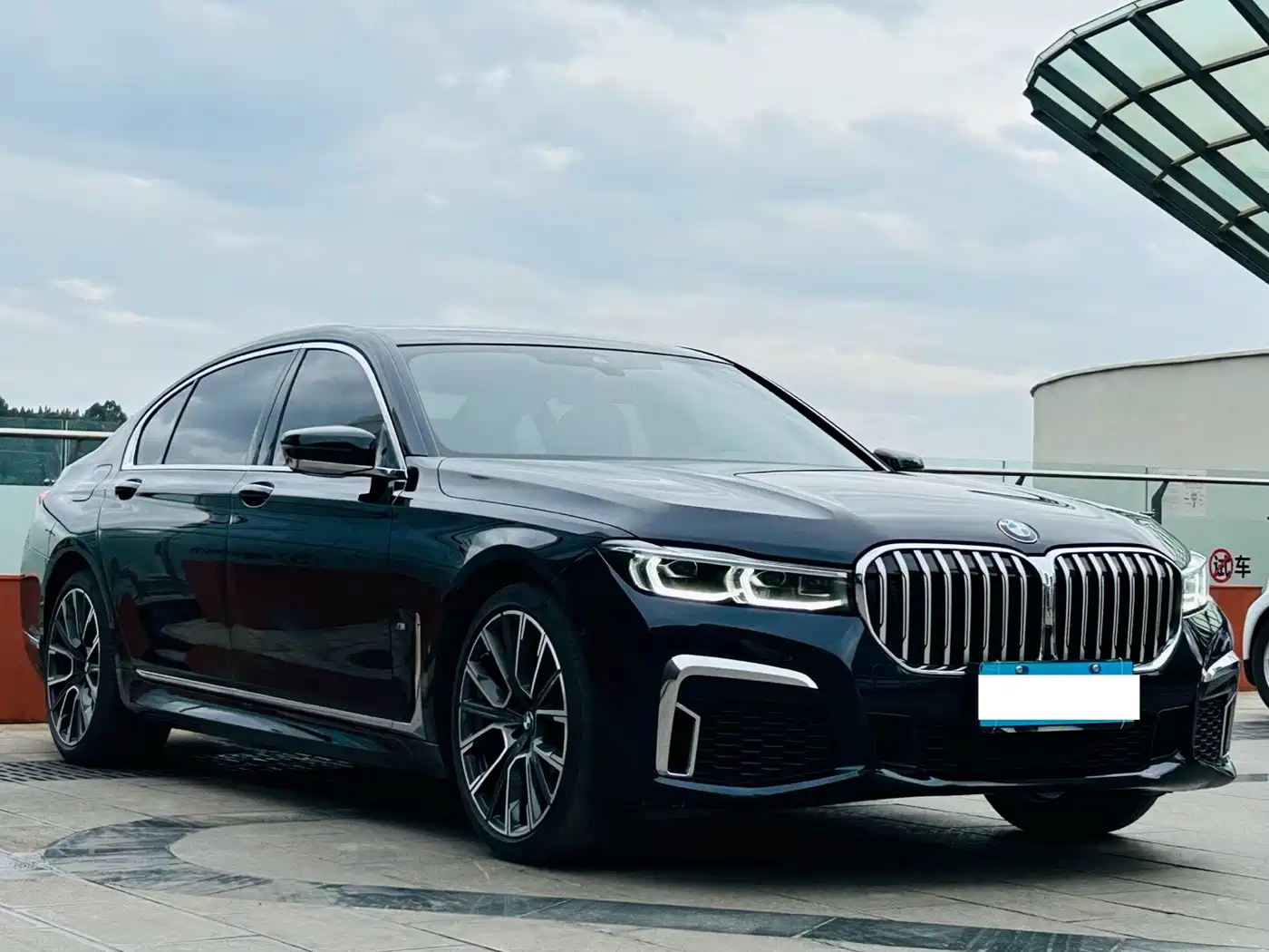 BMW 7 Series 2021 Model 740Li Leading M Sport Package фото 3