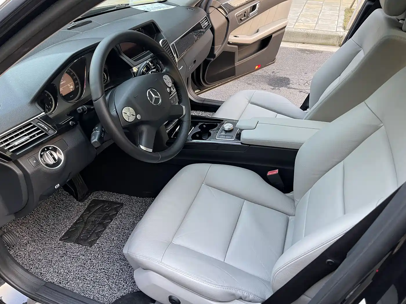Mercedes-Benz E-Class 2010 E 300 L Fashion фото 10