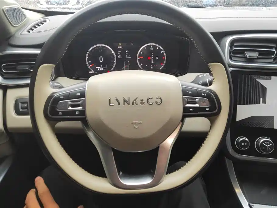 Lynk & Co 01 2017 2.0T 2WD Pro Shine Edition фото 15