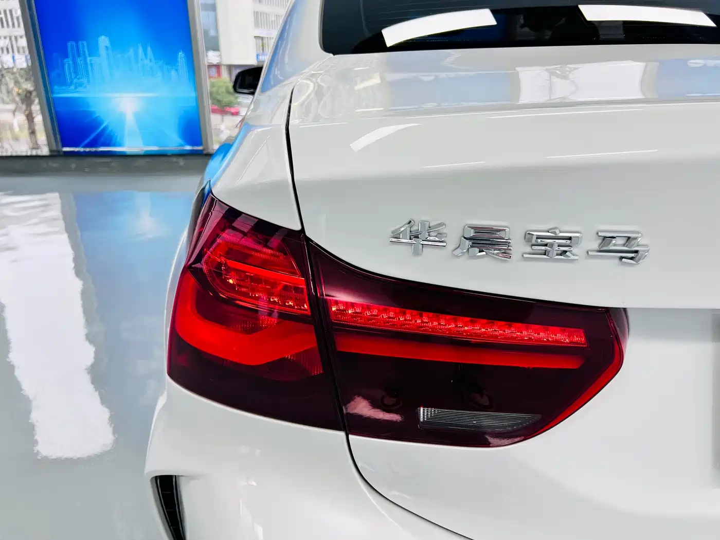 BMW 1 Series 2023 120i M Sport Shadow Edition фото 10