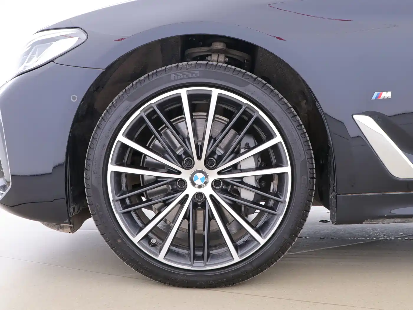 BMW 5 Series 2023 530Li Leading M Sport Package фото 9