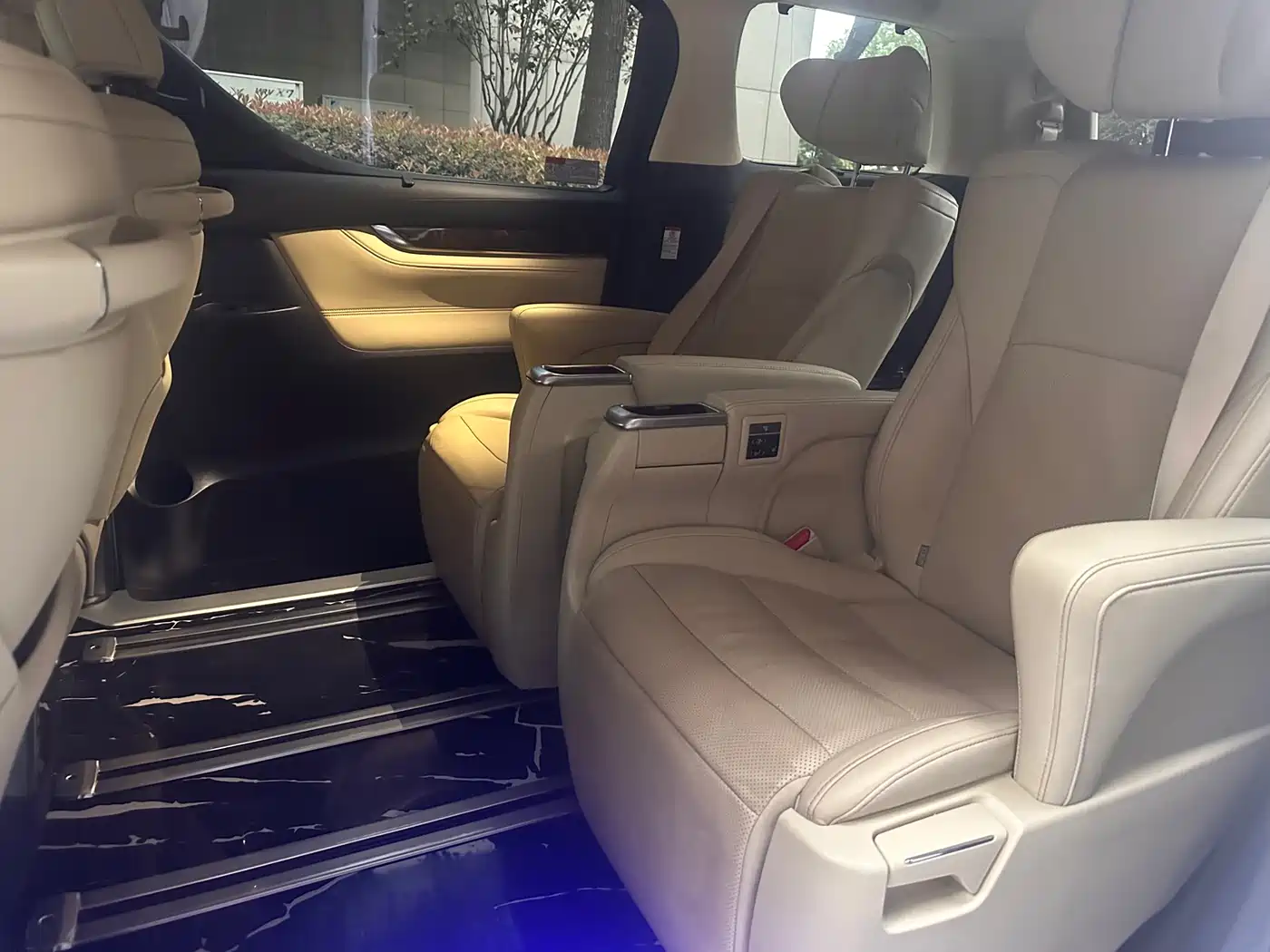 Toyota Alphard 2021 Hybrid 2.5L Luxury фото 9
