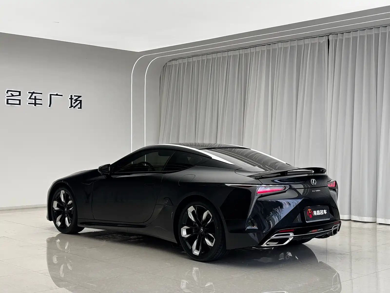 Фото 19 - Lexus LC