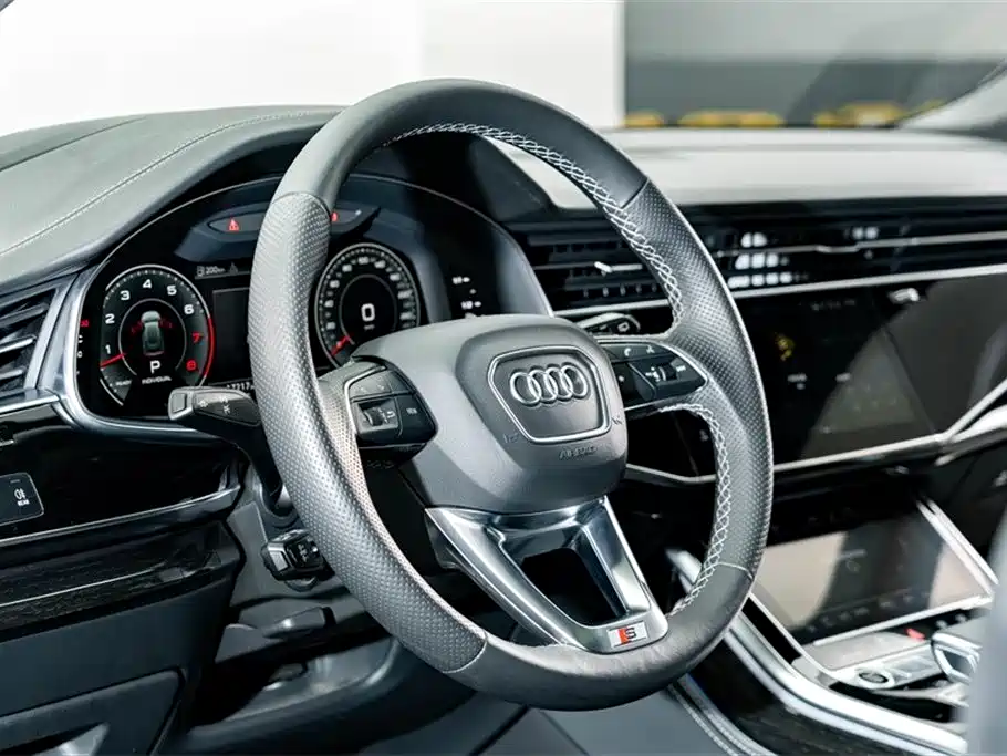 AUDI Q8