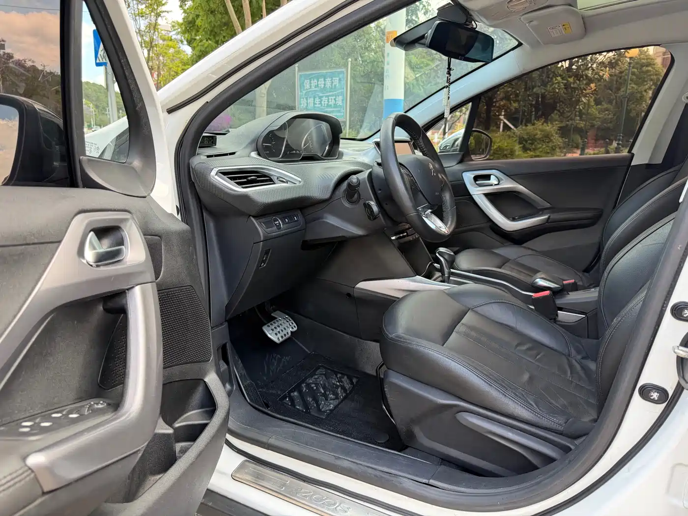 Peugeot 2008 2014 1.6L Automatic Navigation Edition фото 10