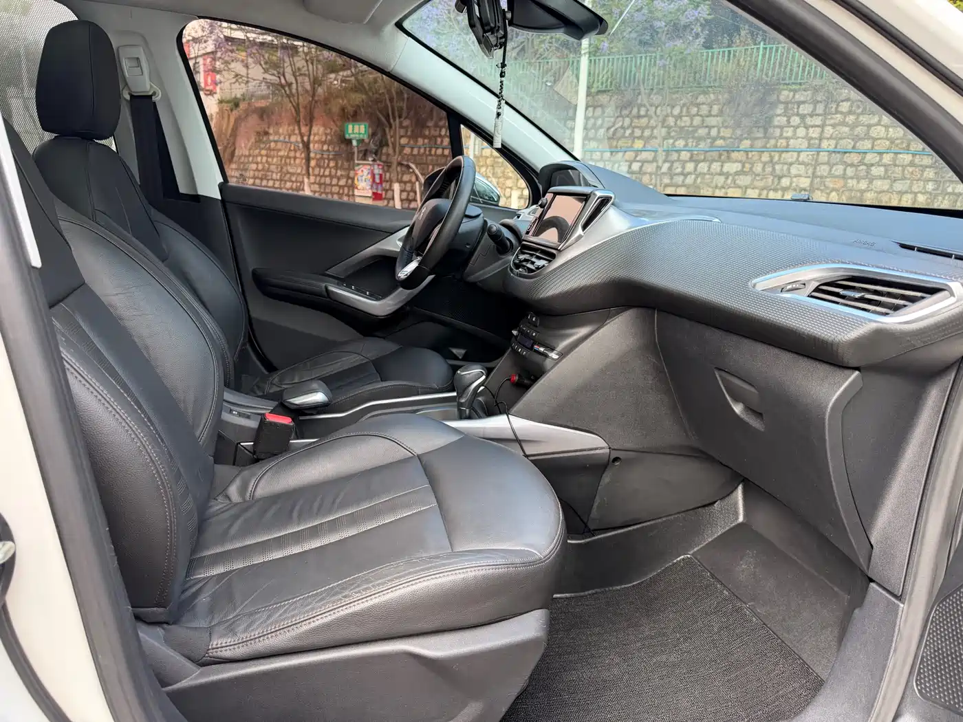 Peugeot 2008 2014 1.6L Automatic Navigation Edition фото 13