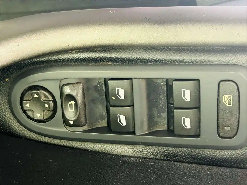 Peugeot 408 2013 2.0L Automatic Comfort Edition фото 18