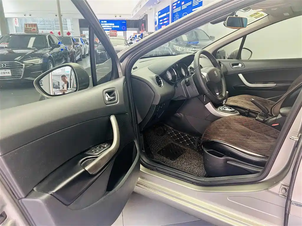 Peugeot 408 2013 2.0L Automatic Comfort Edition фото 20