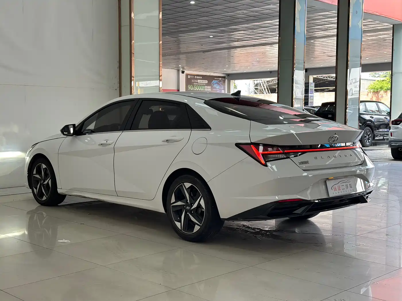 Hyundai Elantra 2021 1.5L CVT LUX Premium Edition фото 17