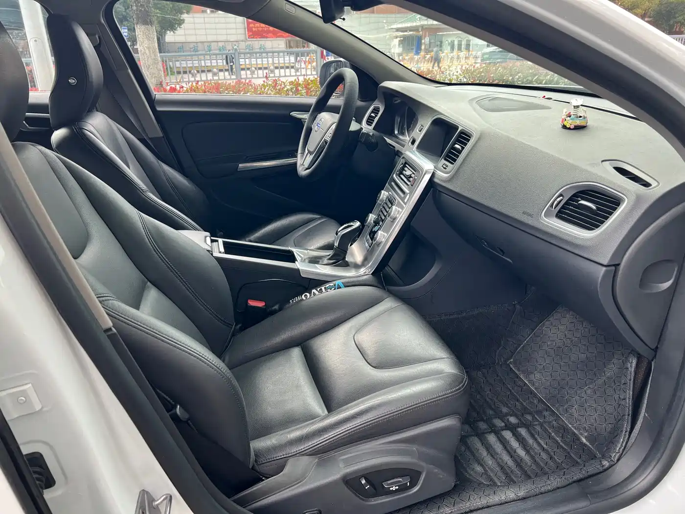 Фото 12 - Volvo S60