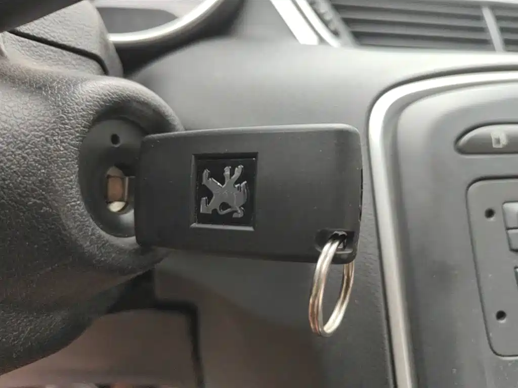 Peugeot 308 2014 Model Joy Edition Classic 1.6L Automatic Superior Style фото 9