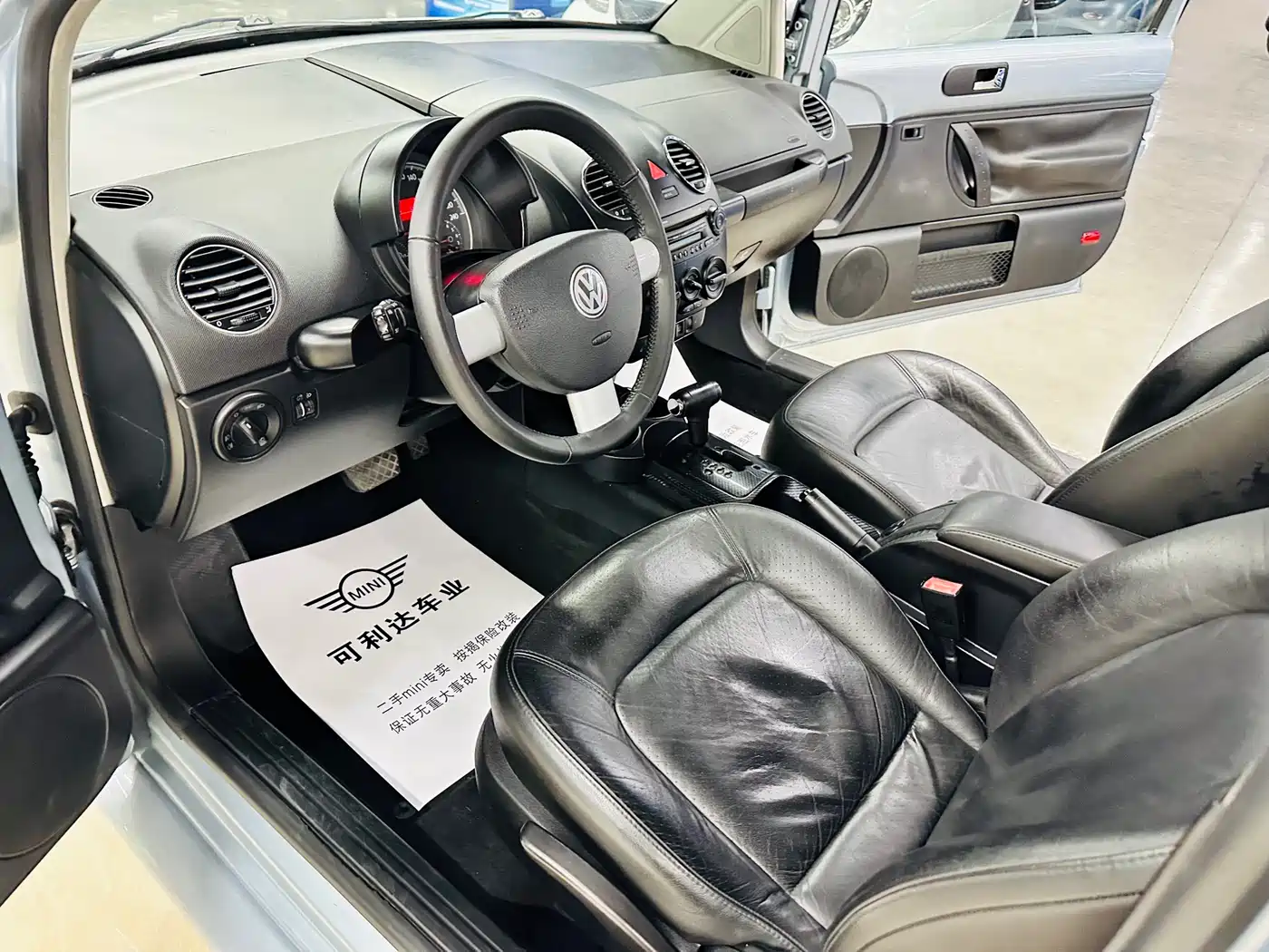 Volkswagen Beetle 2010 1.8T BlackOrange Luxury Edition фото 18