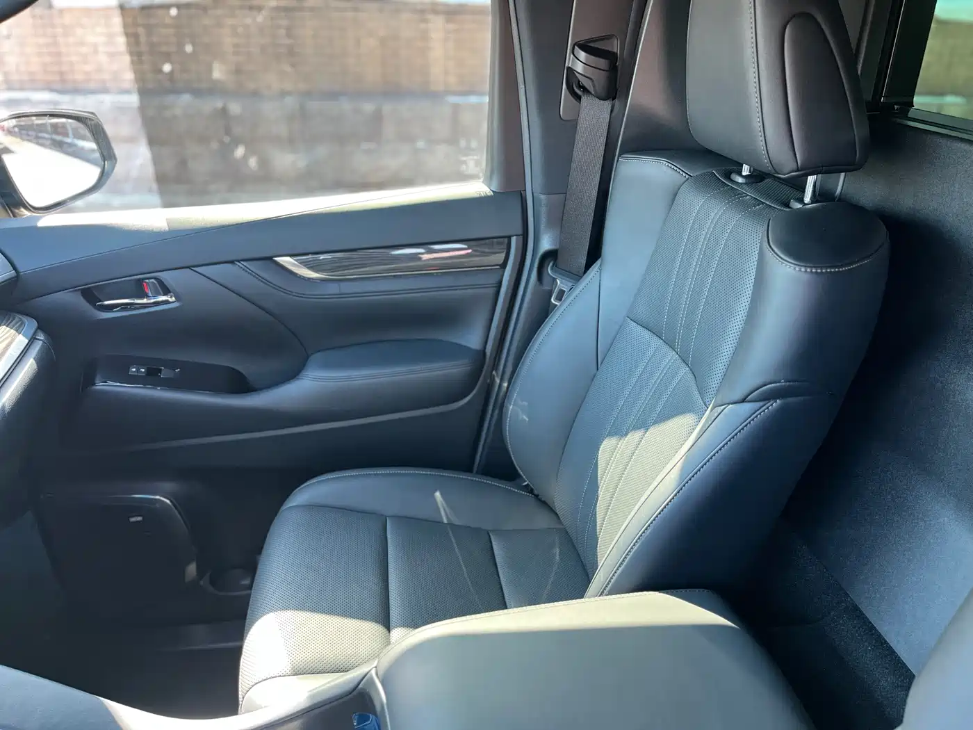 Lexus LM 2020 300h 4-Seat Imperial Edition фото 10
