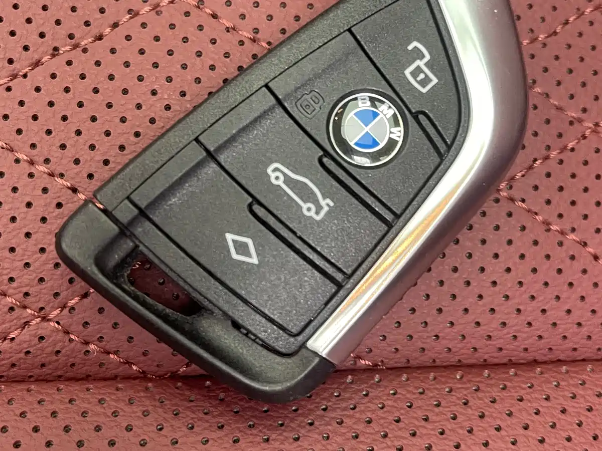 BMW 3 Series 2026 330Li M Sport Shadowline Package фото 13