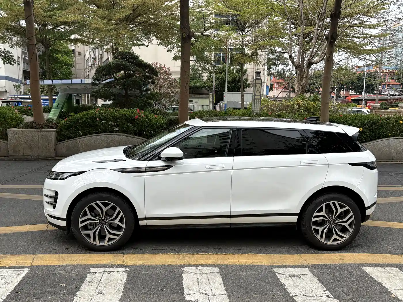 Land Rover Range Rover Evoque 2023 Range Rover Evoque L 249PS Luxury Edition фото 8