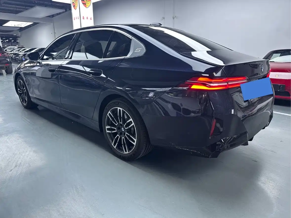 BMW 5 Series 2025 530Li Leading M Sport Package фото 24