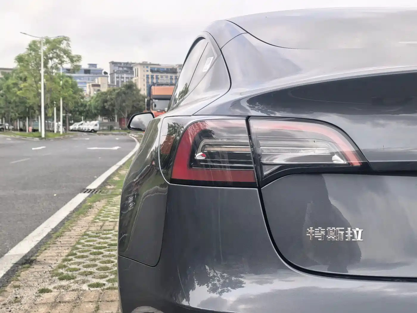TESLA MODEL 3