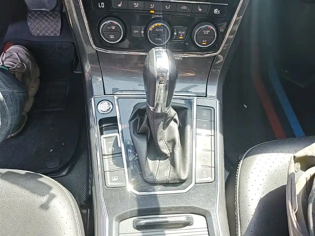 Volkswagen Passat 2017 330TSI DSG Luxury фото 14