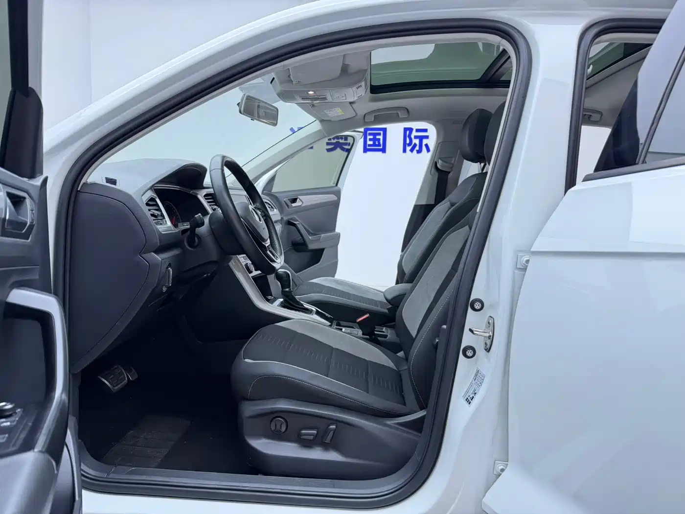 VOLKSWAGEN T ROC EXPLORING SONGS