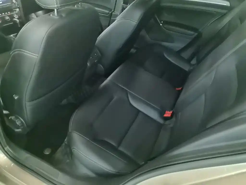 Volkswagen Golf 2017 1.6L Auto Comfort Millionth Edition фото 17