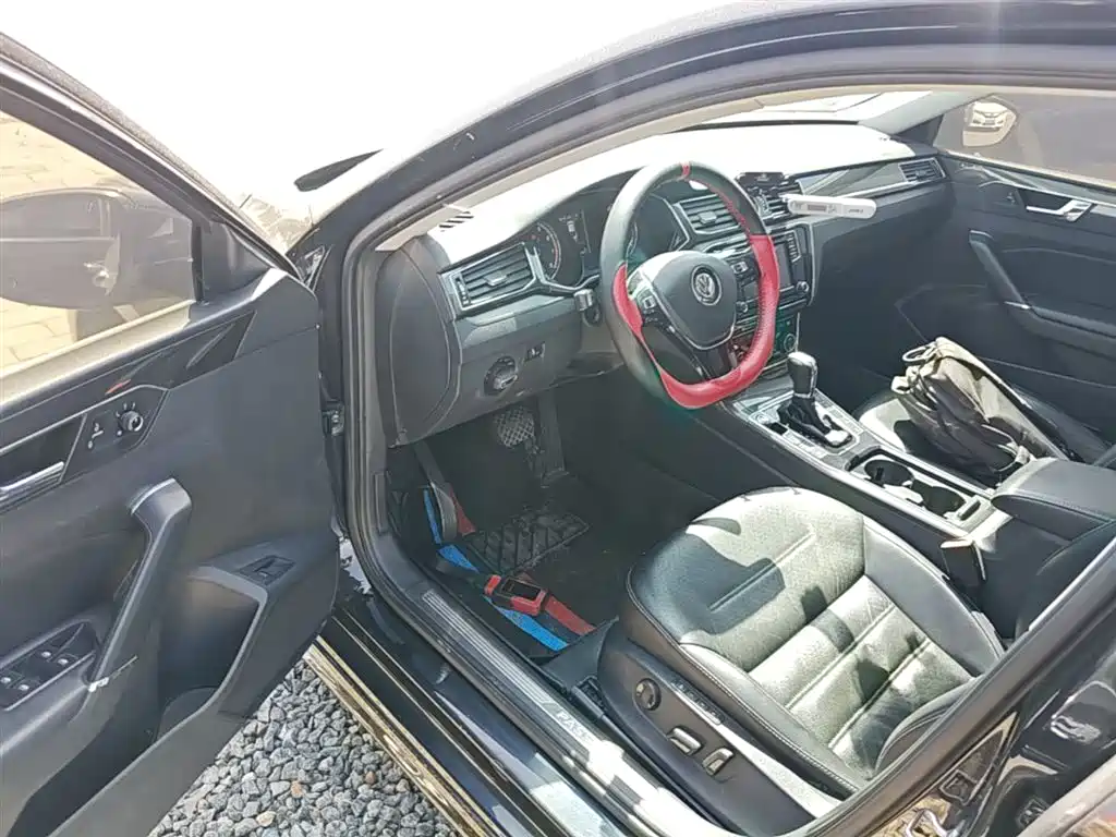 Volkswagen Passat 2017 330TSI DSG Luxury фото 16
