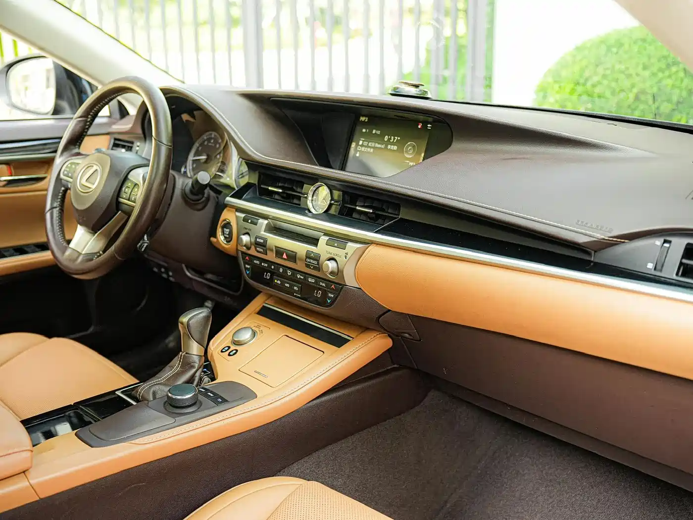 Photo 10 - Lexus ES