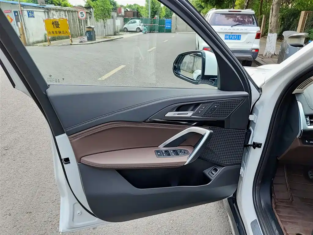 BMW iX1 2025 eDrive25L X Design Package фото 6