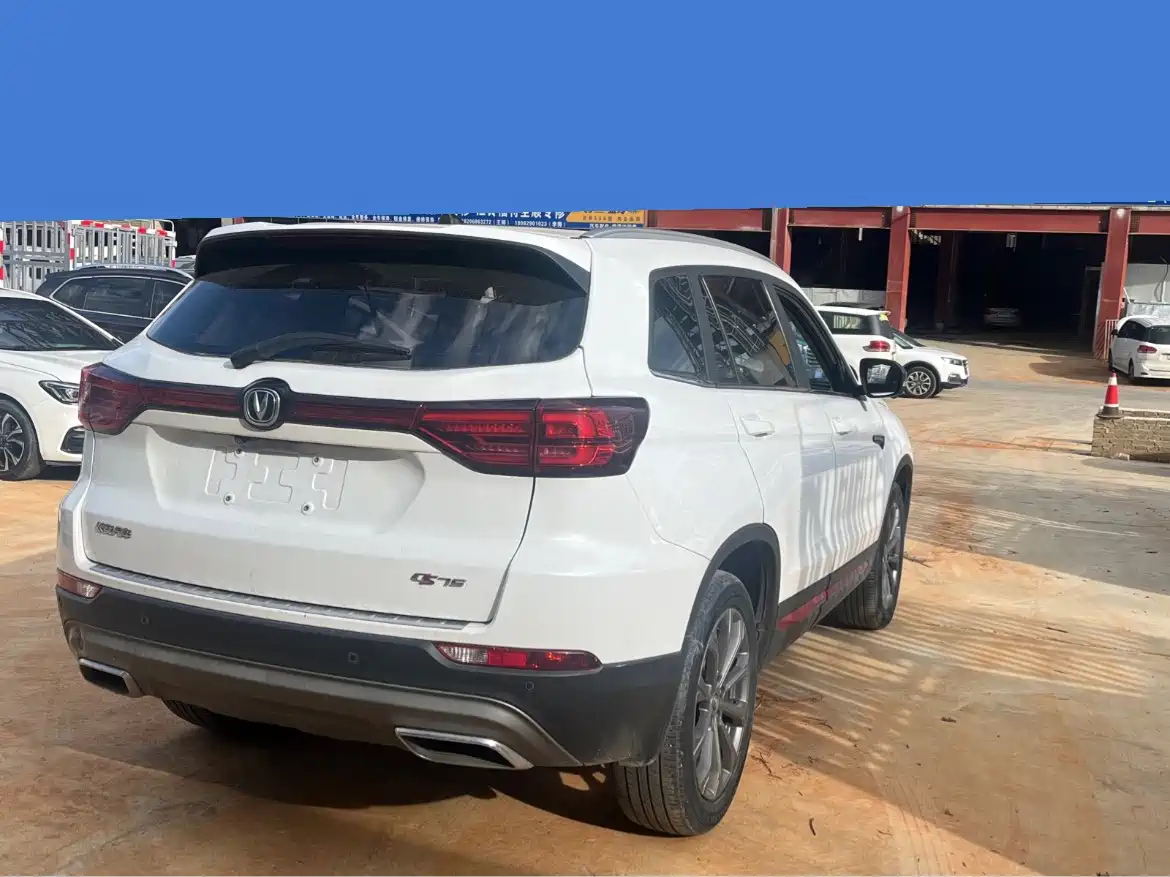 Фото 15 - Changan CS75