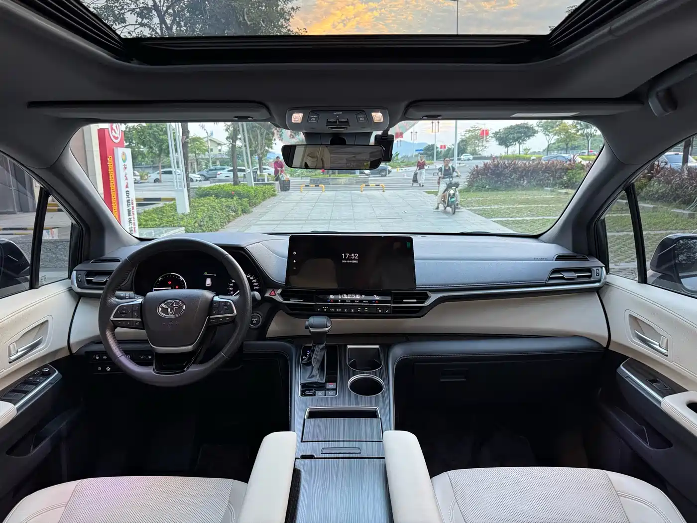 Toyota Sienna 2025 2024 2.5L Hybrid 4WD Premium Edition