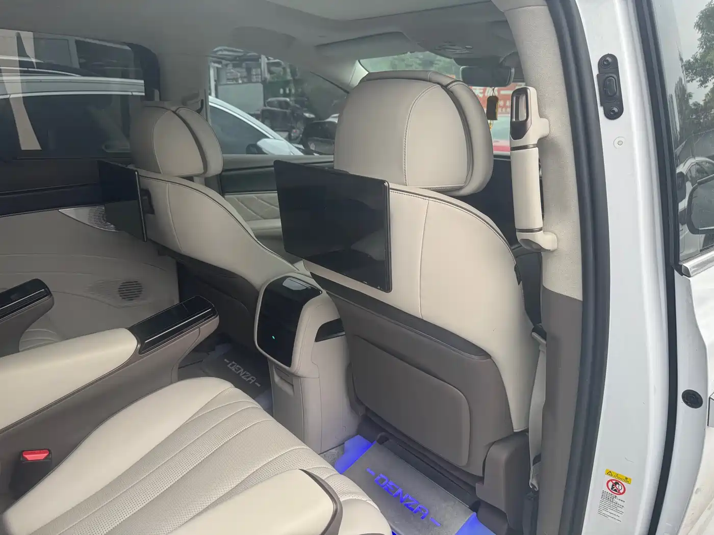 Denza D9 2022 DM-i 970 AWD Flagship фото 12