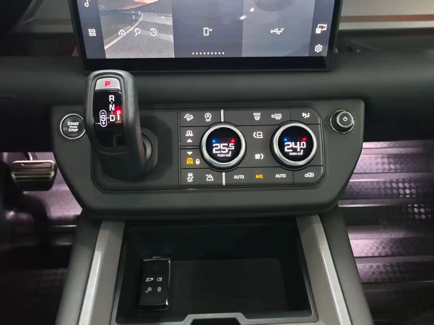 Land Rover Defender 2024 110 3.0T P400 X фото 16
