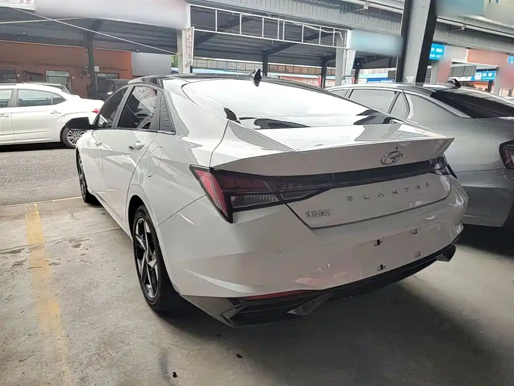 Hyundai Elantra 2021 1.5L CVT LUX Premium Edition фото 5