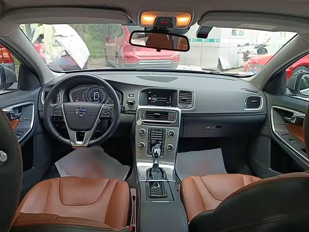 Фото 10 - Volvo S60