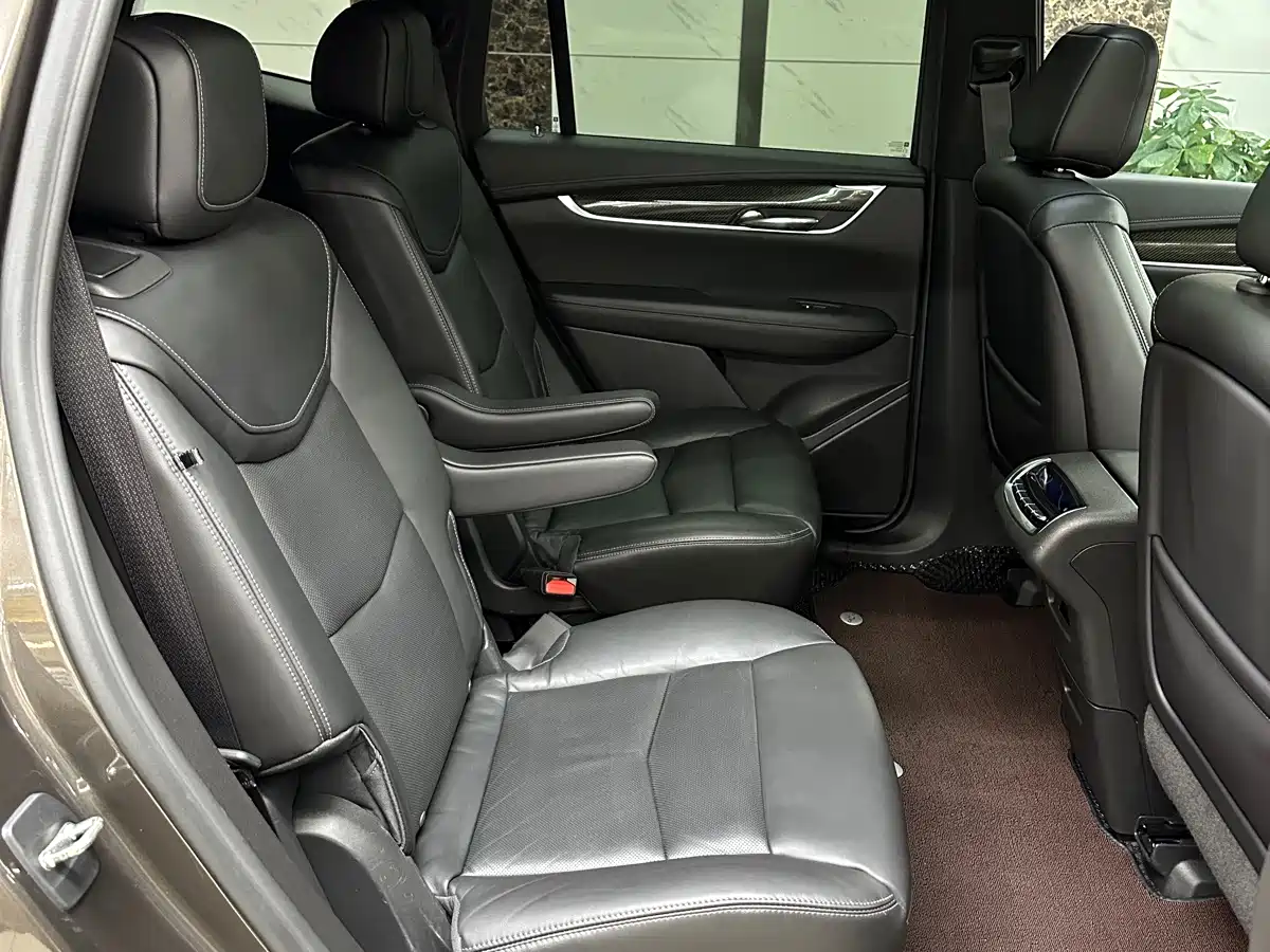Фото 11 - Cadillac XT6