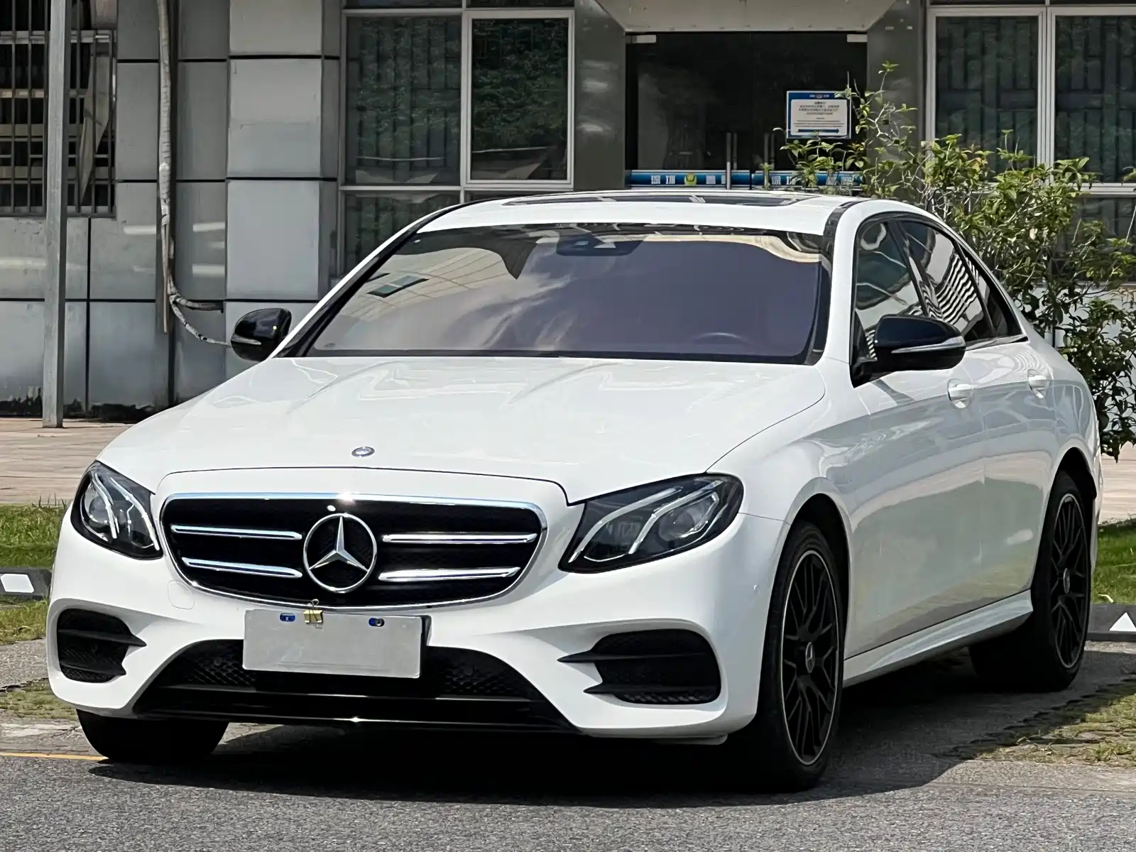 صورة 1 - Mercedes-Benz E-Class