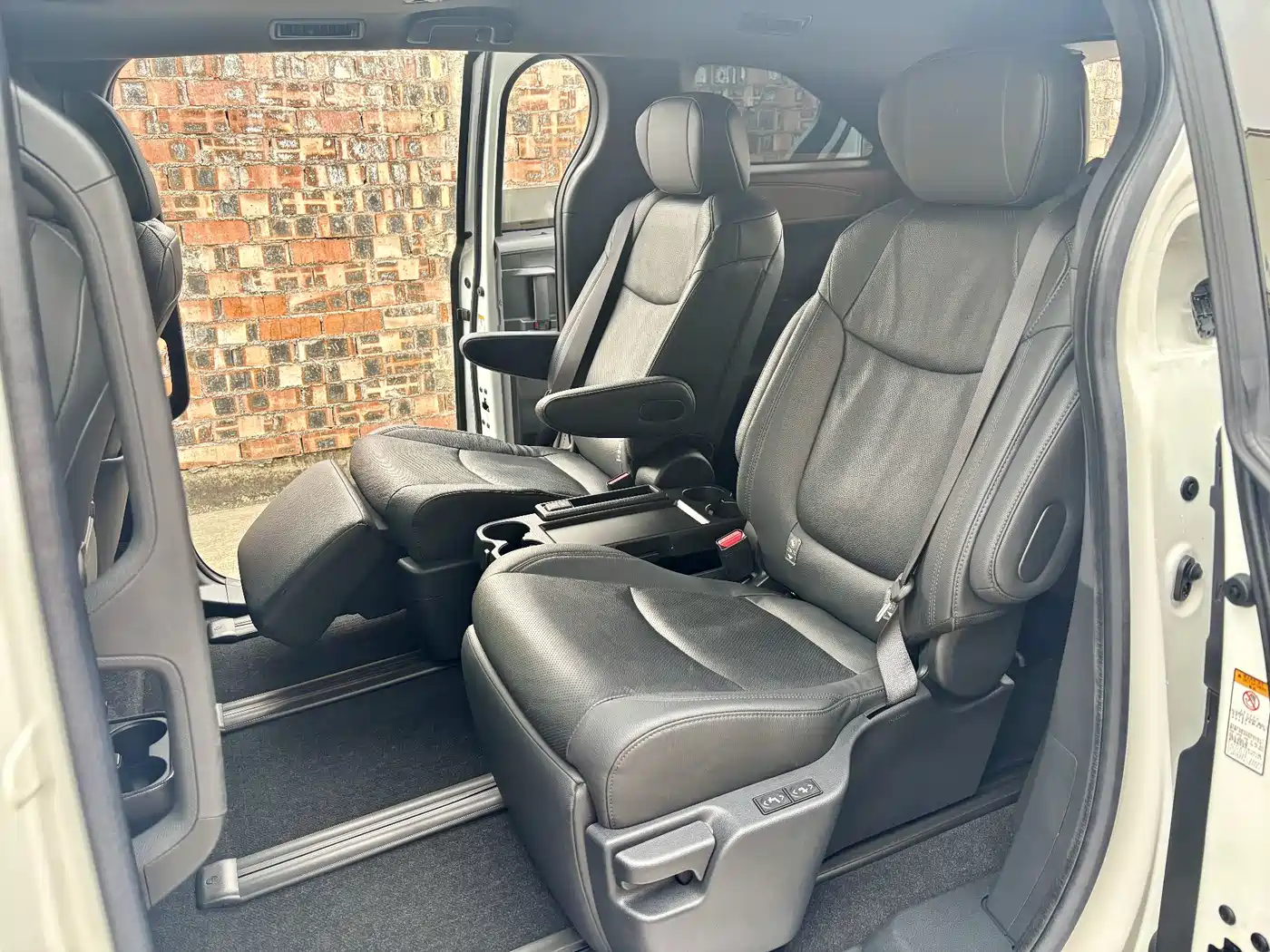 Toyota Sienna 2021 2.5L Hybrid Premium Edition фото 10