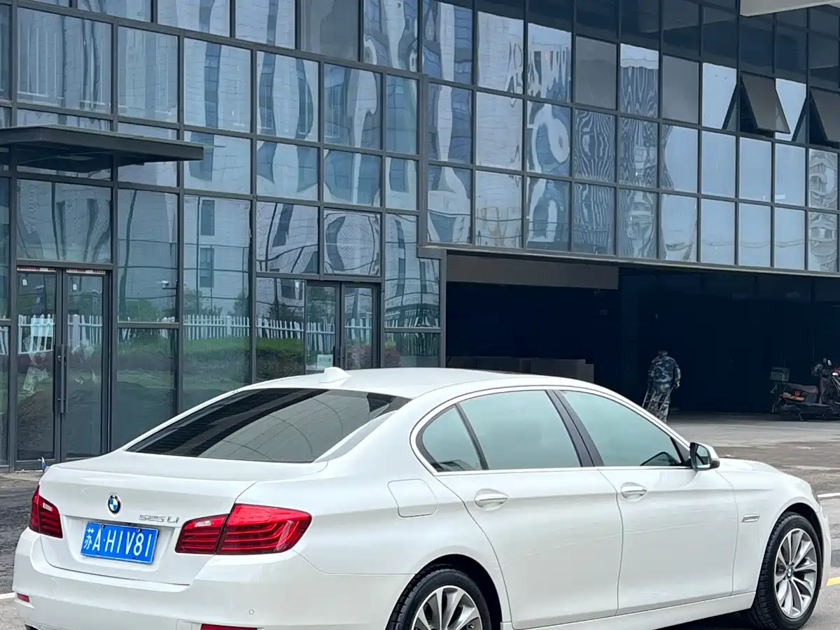 BMW 5 Series 2017 525Li Leading Edition фото 4