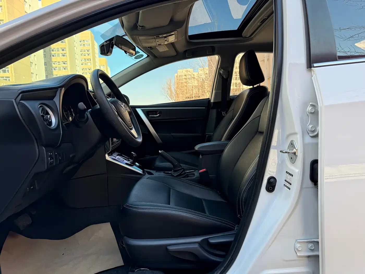 Toyota Corolla Twin Engine E+ 2019 1.8L E-CVT Leading Edition фото 10