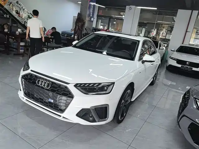 Audi A4L 40 TFSI, Стиль Драйв