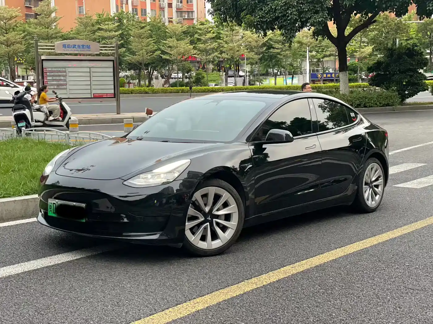 TESLA MODEL 3